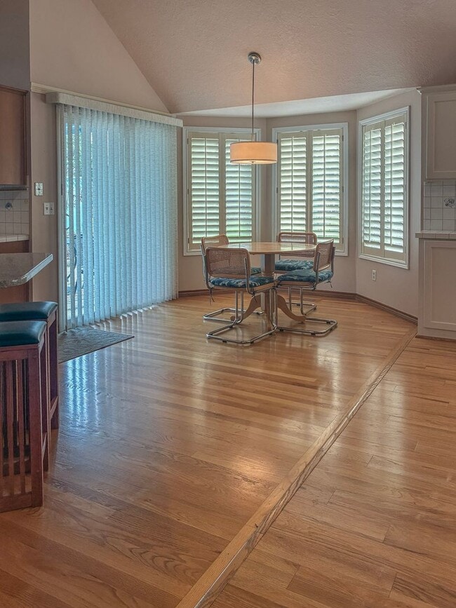 Building Photo - Arranmore 2 Bedroom with Den Available Now !