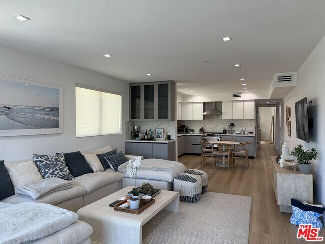 Building Photo - 9842 Vidor Dr