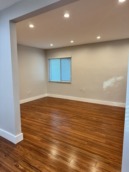 living room - 685 SW 19th Rd