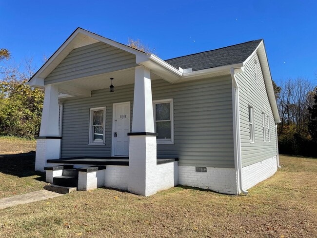 Building Photo - NEWLY RENOVATED 3 BED, 1.5 BATH WITH BONUS...