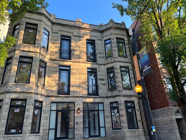 Primary Photo - 2217 W Chicago Ave