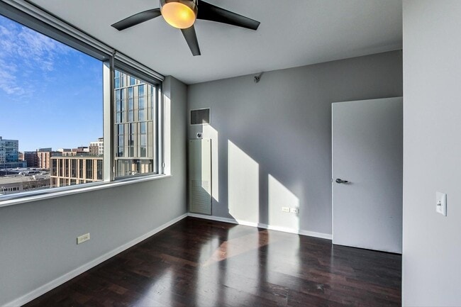 Building Photo - 123 S Green St