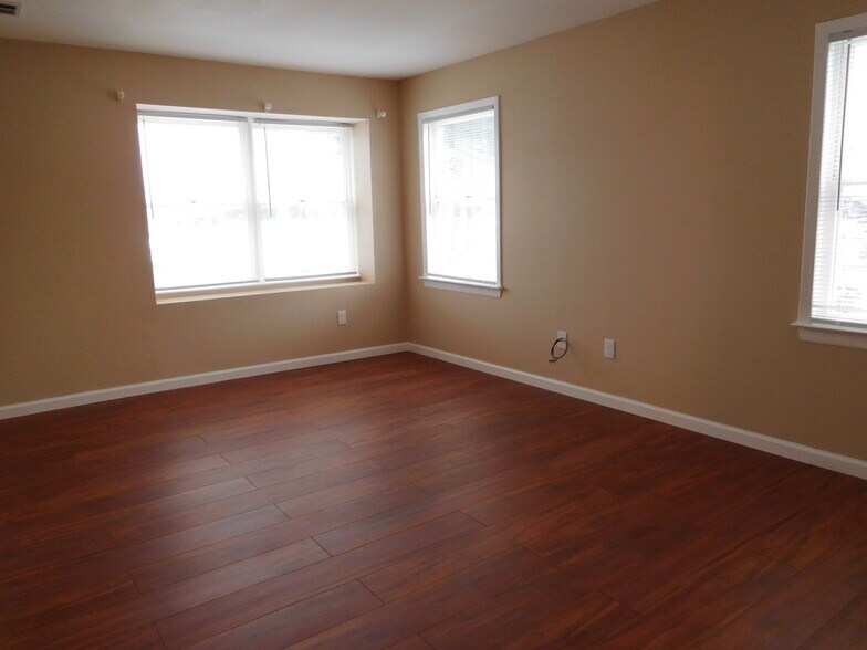 Building Photo - 700 N Franklin Blvd, Unit 1603