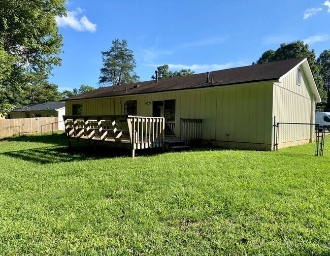 Building Photo - Updated 3 Bed Ranch on Quiet Cul-de Sac!