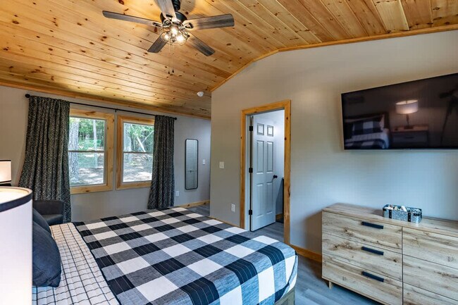 Building Photo - 43 Medina Ct