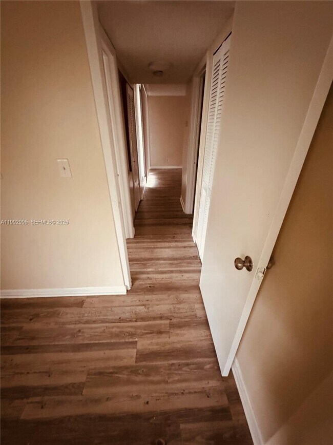 Building Photo - 211 Lake Pointe Dr