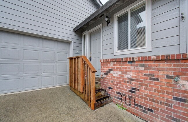 Building Photo - WOODLAND 3 BEDROOM, 3 BATH BEAUTY!