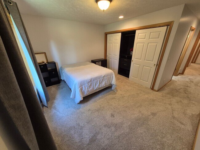 Building Photo - Townhome overlooking Park w/ Laundry & Att...