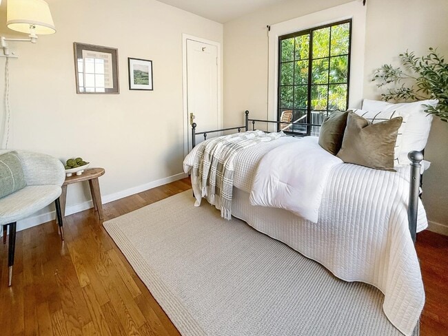 Building Photo - 2104 Carmelita Ave