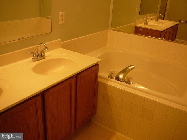 Building Photo - 406 Park Cove Dr