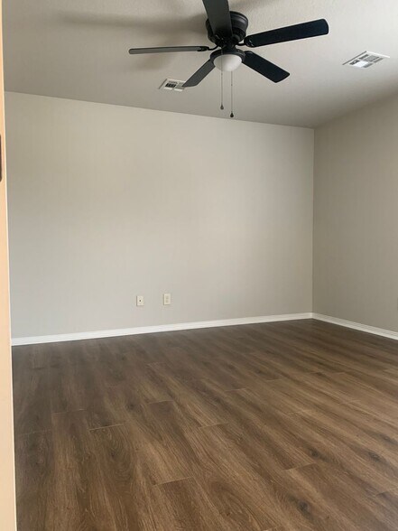 Building Photo - 2670 N Valencia Ave