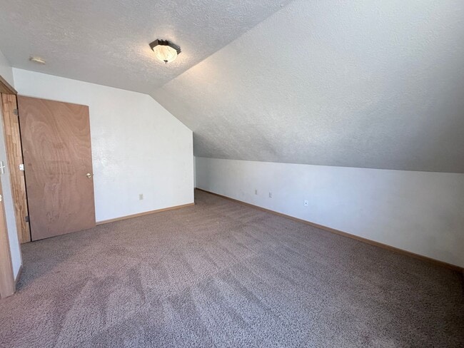 Building Photo - Spacious 3 Bedroom 2 Bath Townhome