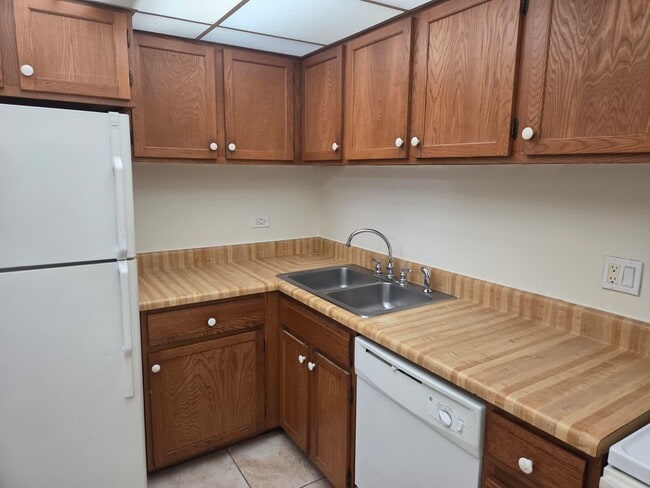 Building Photo - 3750 Inverrary Dr