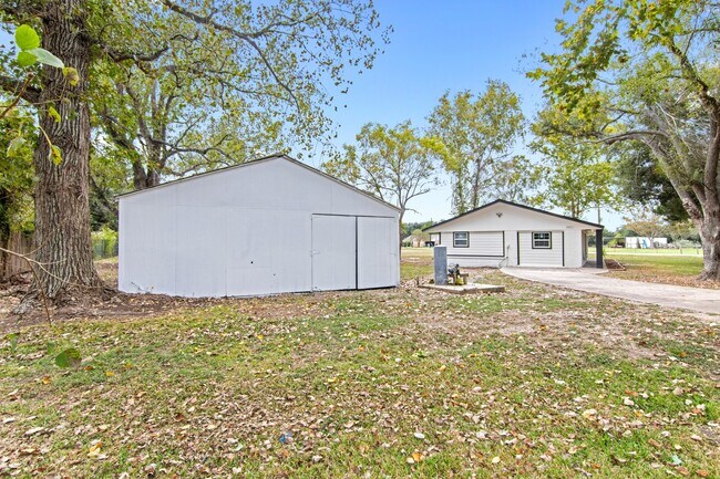 Building Photo - 15529 Pine St