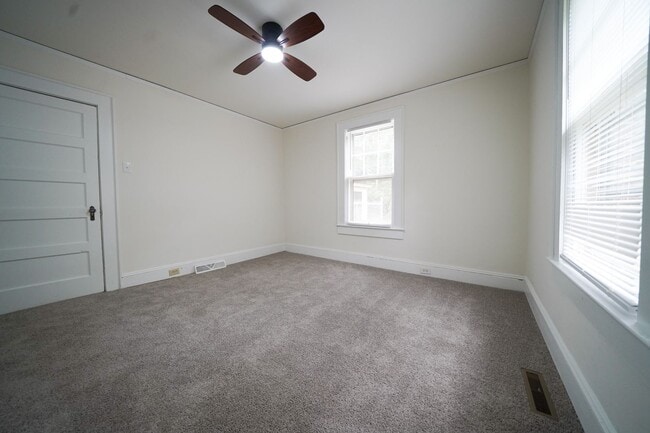 Building Photo - 3 bed 2 bath Updated Bungalow - Private ba...