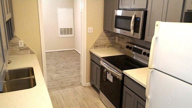 Building Photo - 2255 Braeswood Park Dr