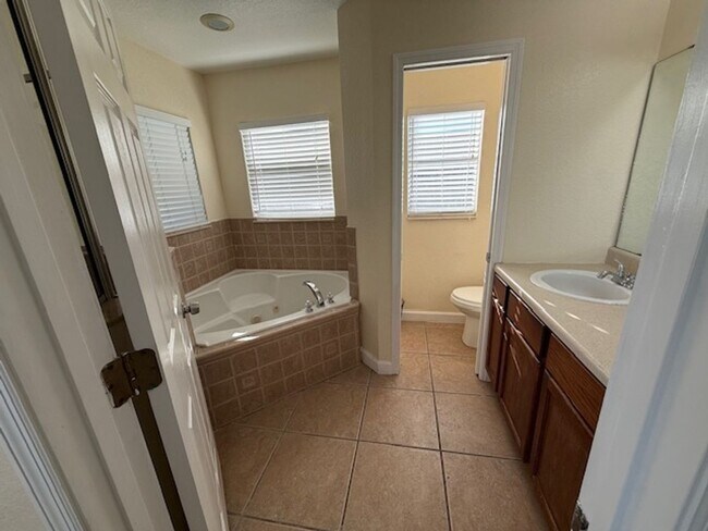 Building Photo - Beautiful single family Home.