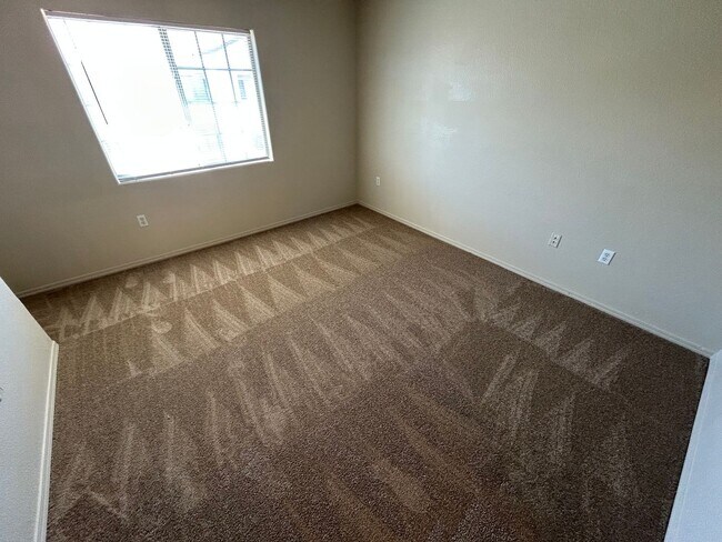 Building Photo - MOVE IN SPECIAL: $1000 OFF RENT WITH THIS SPACIOUS TOP FLOOR 2 BEDROOM 2 BATH CONDO