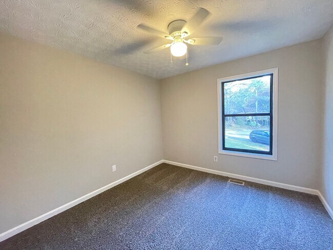 Building Photo - Updated 4 bedroom 2 bath home near in Dallas!