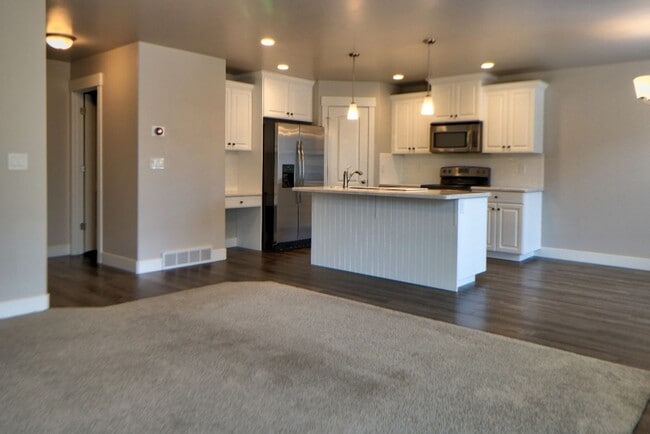 Building Photo - 3 bed 2.5 bath townhome in Salem