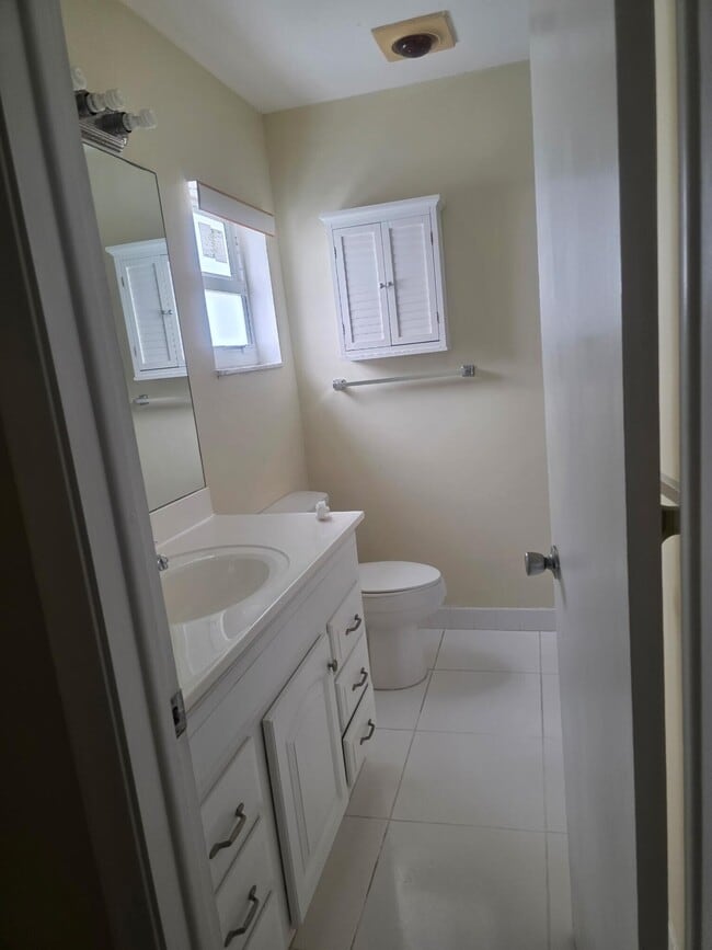 Building Photo - 1701 SW 16th St