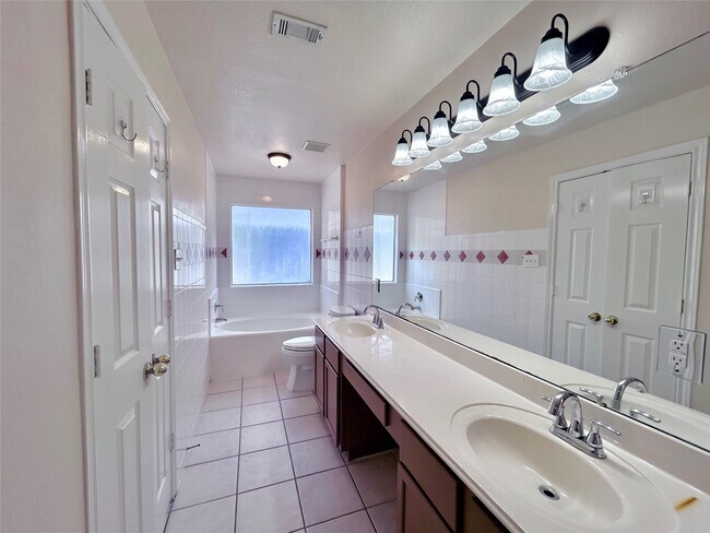 Building Photo - 18523 Spinney Ln