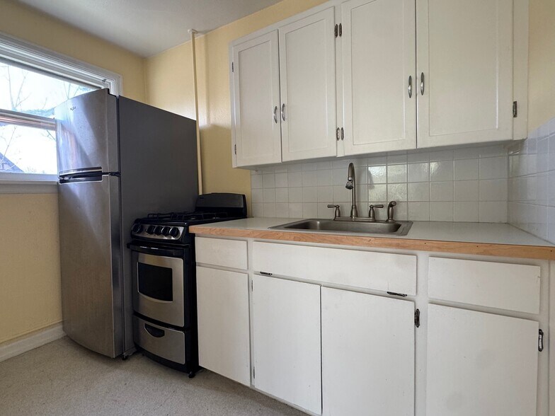 Building Photo - 2028 W Pacific Ave