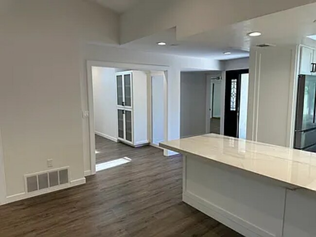 Building Photo - Almaden - Exectuve style 3 bedroom 2 bath ...