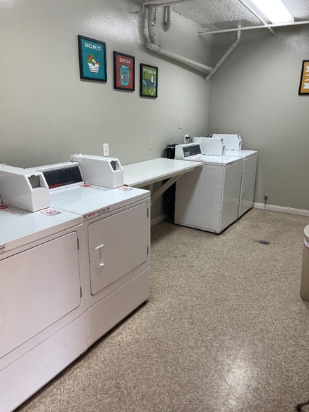 Building Photo - 1590 W Palm Ln