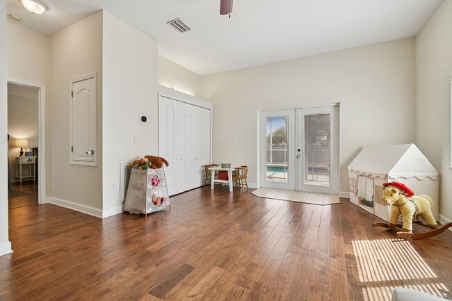 Building Photo - Tuscanny Street