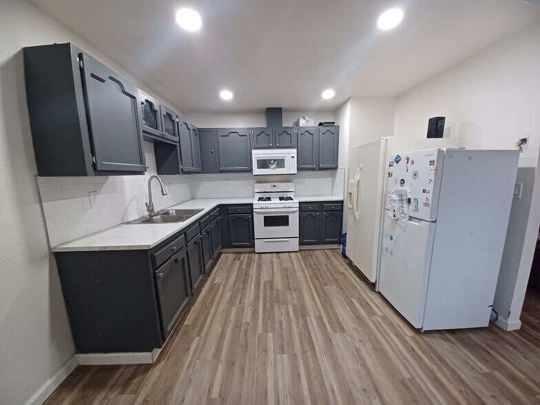 Kitchen - 1111 Central Ave