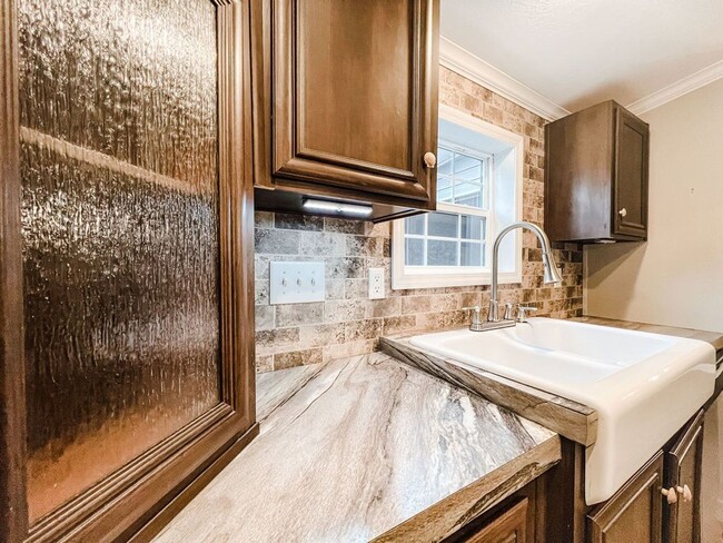 Building Photo - LOCATION! 5 mins from Carolina Beach bridg...