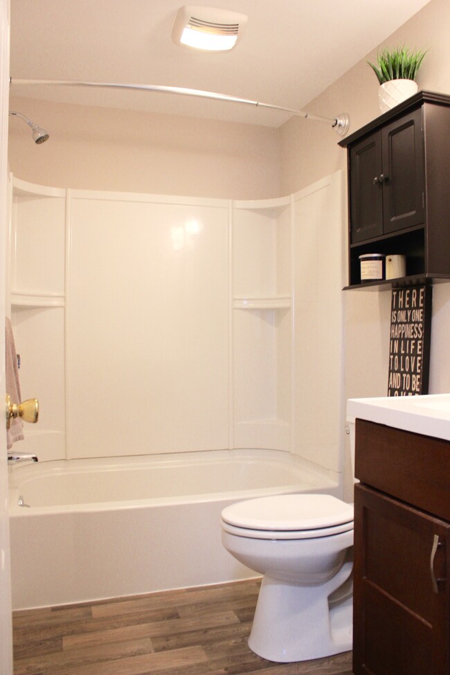 Bathrom - 252 Montcalm St