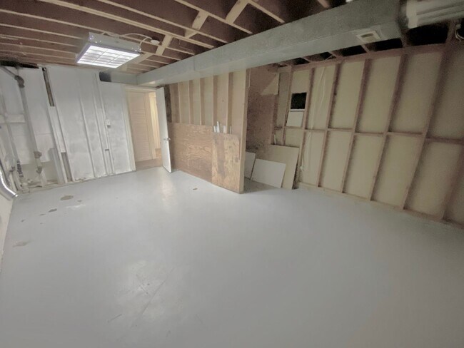 Building Photo - Expansive 5-Bedroom Home with Modern Comfort & Flexible Living Space! Available Now!!