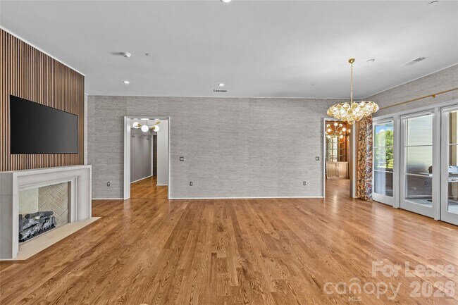 Building Photo - 1172 Queens Rd
