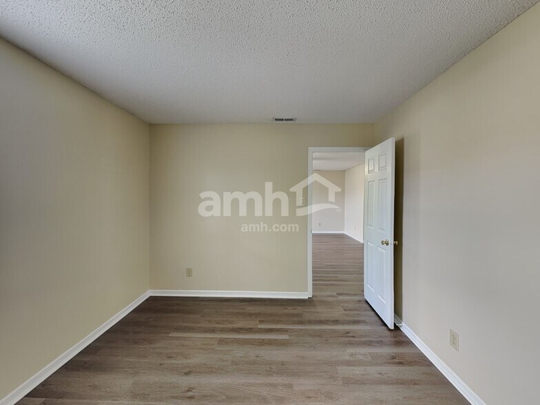 Building Photo - 2940 Hearthside Dr