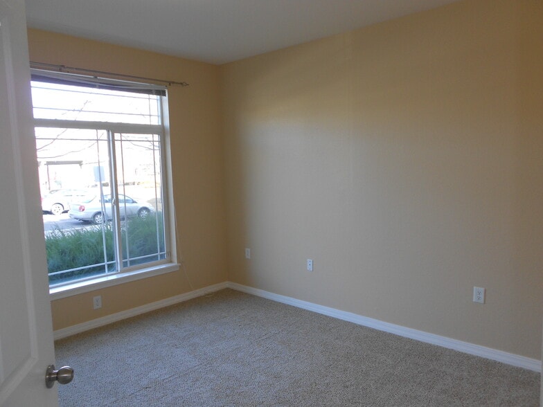 Building Photo - 2450 Windrow Dr