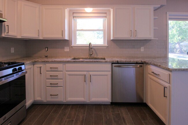 Building Photo - Freshly Remodeled & Ready For You To Call Home!