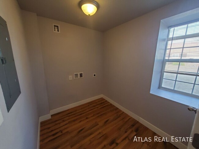 Building Photo - Beautifully Remodeled Ground Floor 2 Bed/1...