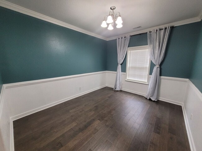 Building Photo - Beautiful 4 Bedroom, 2.5 Bath Home