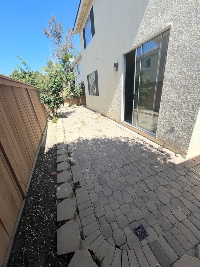 Building Photo - Beautiful 3 bedroom 2.5 bathroom home is M...