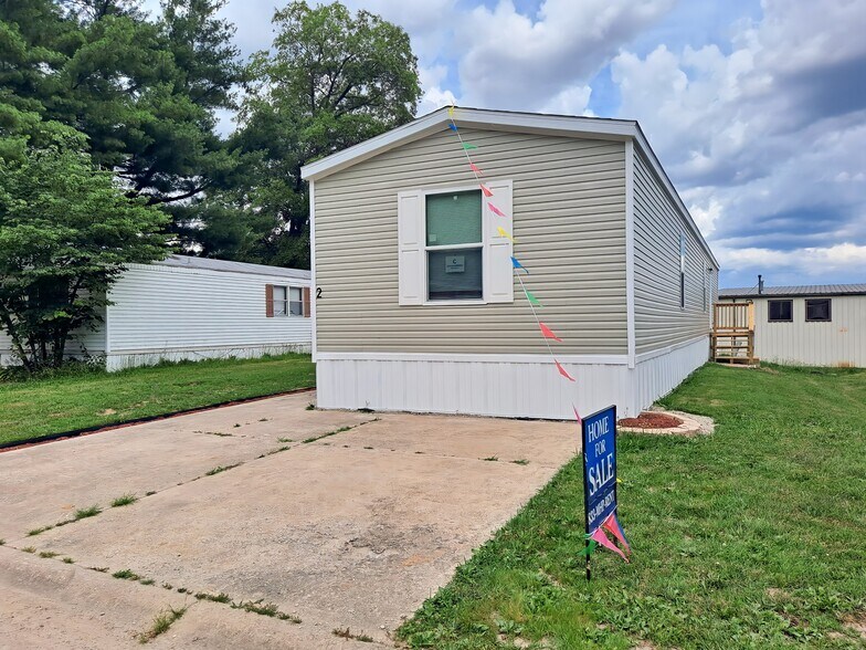 Building Photo - 2 Deerwood Park