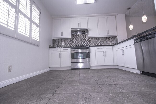 Building Photo - 848 W Huntington Dr
