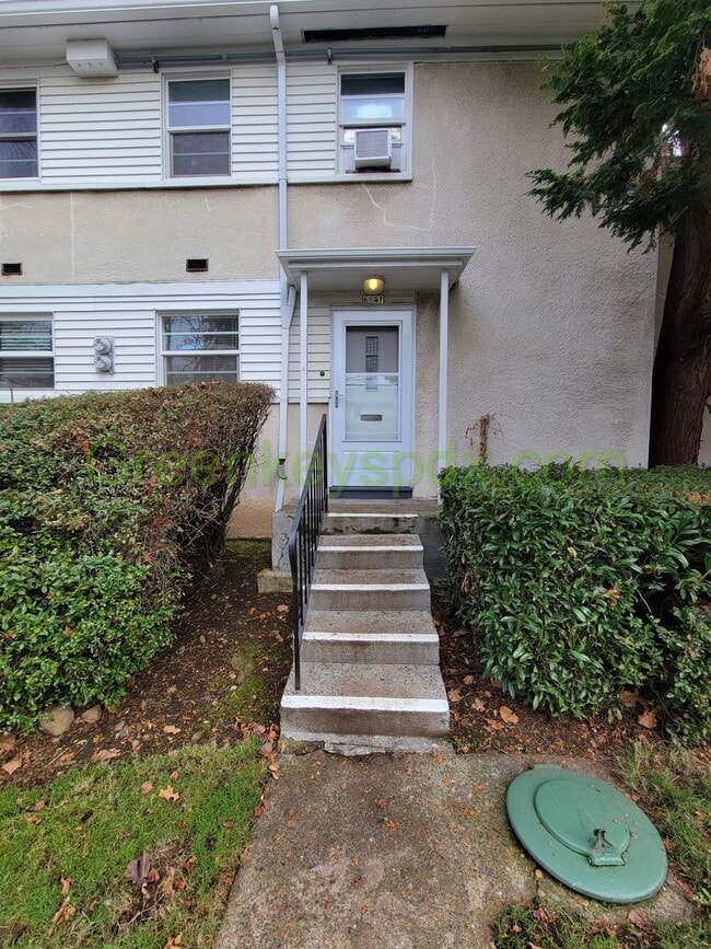 Building Photo - Large 2 Bedroom 1 Bath Unit off Broadway w...