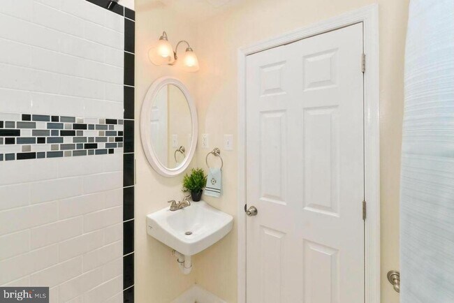 Building Photo - 1648 L St NE