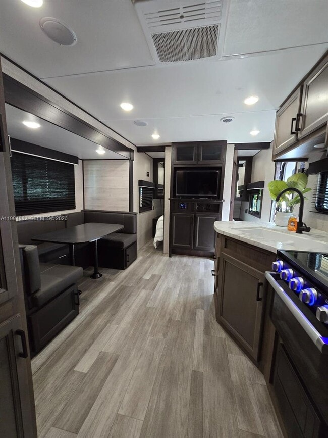 Building Photo - 604 SE 12th Ter