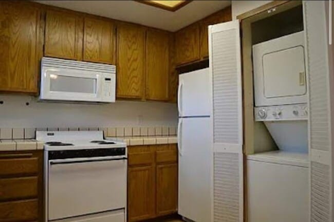 Building Photo - MUST SEE!! Stunning Two Bedroom Three Bath...