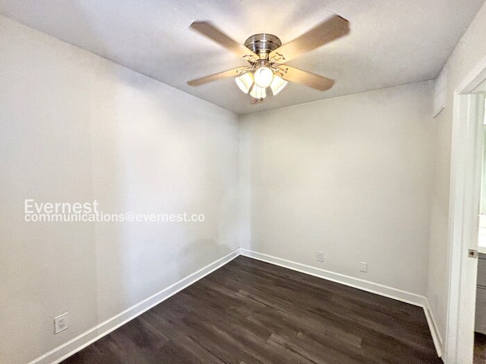 Building Photo - 2020 S Congress Ave