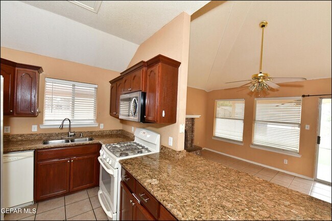 Building Photo - 7737 Plaza Azul Rd