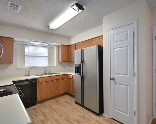 Building Photo - Charming 3 Bed 2 Bath Home in West Fort Worth